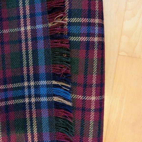 Who doesn't love plaid? Vintage Liz Claiborne 8P 100% wool plaid skirt. - Picture 6 of 7